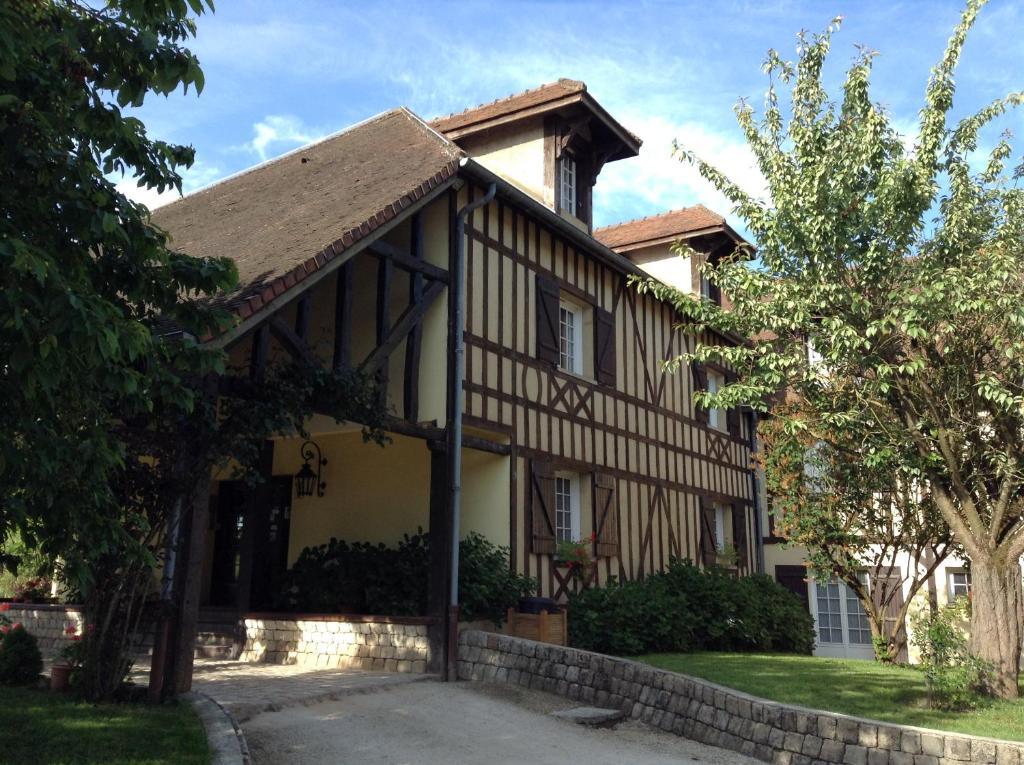 Logis Hotel Relais Paris Bale - Restaurant La Mangeoire Montieramey Exterior foto